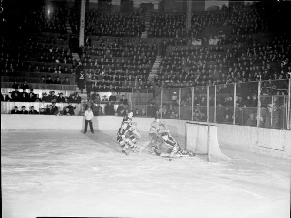 Match de hockey opposant les «Black Hawks» de Chicago et les Canadiens de Montréal au Forum de Montréal.